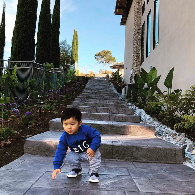 Cậu bé có được không gian vui chơi thỏa thích khi mỗi lối dẫn vào nhà không khác gì ngoài công viên. Ảnh: Thegioitre.