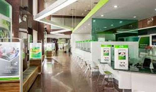 Nguyên nhân là do những vi phạm nghiêm trọng trong thời gian giữ chức vụ Bí thư Đảng ủy, Giám đốc Vietcombank chi nhánh Hà Nội. Ông Nguyễn Xuân Luật đã thiếu trách nhiệm, vi phạm các quy định trong việc phê duyệt cấp tín dụng và cho doanh nghiệp vay vốn. Điều này đã khiến Vietcombank Hà Nội có nợ xấu với số tiền lớn. Ảnh: Vietcombank.