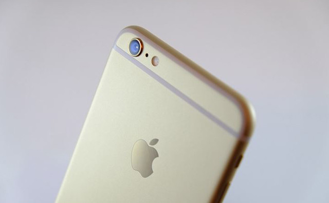 Cùng phân khúc giá với Bphone 3 còn có iPhone 6 32GB chính hãng (6,5 triệu đồng). iPhone 6 được ưa thích bởi thiết kế góc cạnh bo tròn, chế tác từ nhôm nguyên khối cho cảm giác cầm rất thoải mái, mịn và không bị cấn tay. Ảnh: Thegioididong.