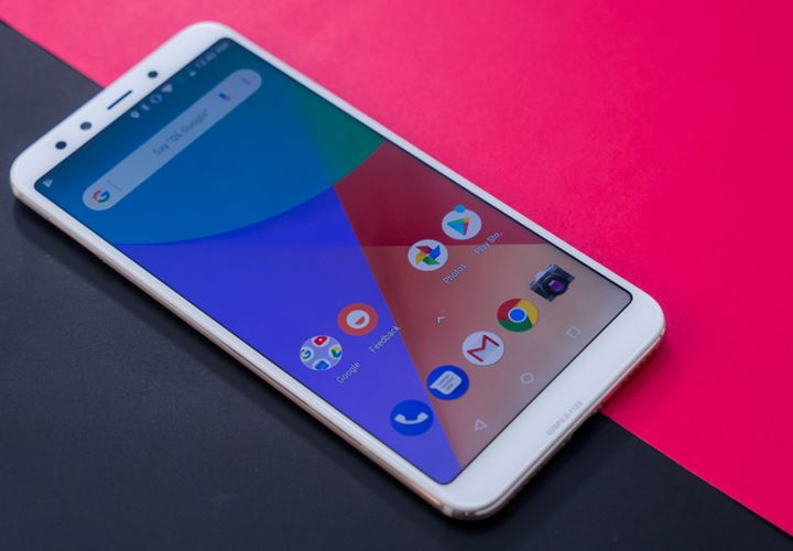 Thiết kế của Xiaomi Mi A2 (5,9 triệu đồng) có phần kém sang trọng hơn Bphone 3 nhưng lại có lợi thế ở con chip Snapdragon 660 mạnh mẽ hơn, dung lượng RAM lớn hơn và giá bán thấp hơn 1 triệu đồng. Ảnh: HoangHaMobile.