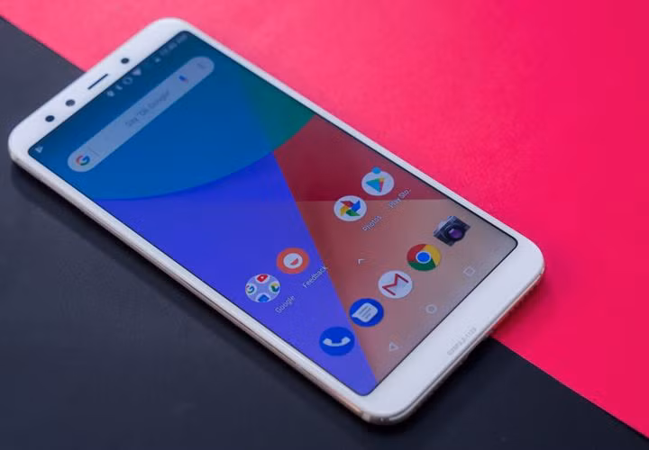 Thiết kế của Xiaomi Mi A2 (5,9 triệu đồng) có phần kém sang trọng hơn Bphone 3 nhưng lại có lợi thế ở con chip Snapdragon 660 mạnh mẽ hơn, dung lượng RAM lớn hơn và giá bán thấp hơn 1 triệu đồng. Ảnh: HoangHaMobile.