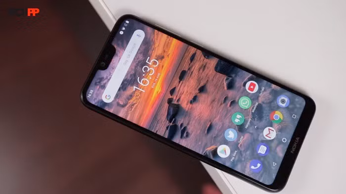 Nokia 6.1 Plus có điểm nhấn là màn hình tai thỏ, sử dụng chip Snapdragon 636. Thêm nữa, dung lượng RAM và bộ nhớ trong Nokia 6.1 Plus lớn hơn Bphone 3. Ảnh: TechPP.
