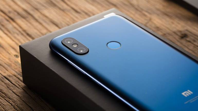 Với vi xử lý Snapdragon 845, RAM 6 GB, ROM 64GB, Xiaomi Pocophone F1 (7,19 triệu đồng) có thể được xếp vào phân khúc smartphone cao cấp. Ảnh: Moneycontrol.