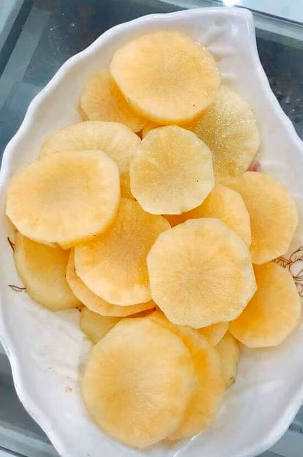 Khi ăn có vị ngọt, mát từ đầu lưỡi. Mùi thơm nhẹ giống như nhân sâm nên còn được gọi là khoai sâm. Ảnh: Bac Ha Food.