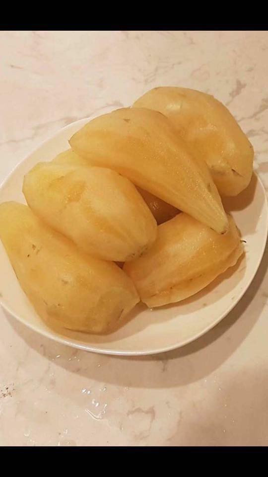 Do giá rẻ, lại được cho là có nhiều tác dụng với sức khỏe nên sâm khoai thu hút đông đảo người mua. Ảnh: FB Xuyên Lê.