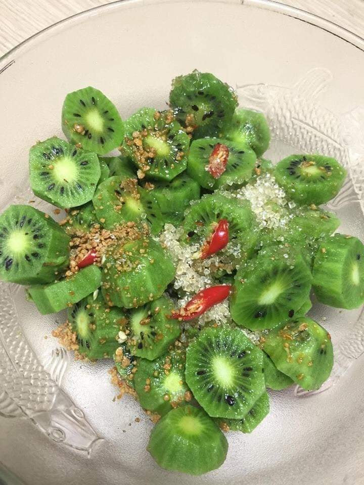 Dù biết không ngọt như kiwi thường song nhiều chị em vẫn thi nhau đặt mua về, trộn với muối tôm, ớt, ít đường như một món ăn vặt. Ảnh: FB Phan Thu Uyên.