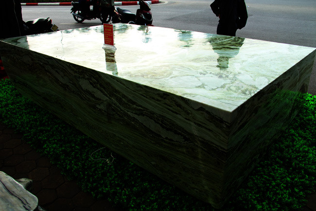 Tác phẩm được đánh giá là một trong những khối ngọc tự nhiên có kích thước lớn, đường vân đẹp hiếm có ở Việt Nam. Ảnh: Dân Việt.