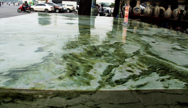 Khối ngọc được rao bán với giá 2,6 tỷ đồng. Ảnh: Dân Việt.