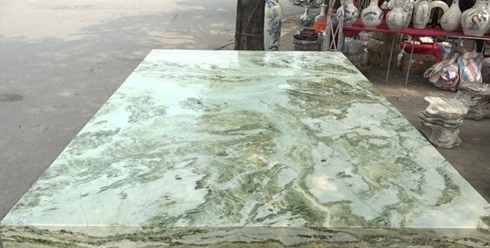 Theo chủ nhân, đây là ngọc Ser pentine được khai thác trên núi đá tại Suối Giàng, Văn Chấn (Yên Bái). Ảnh: VTC.