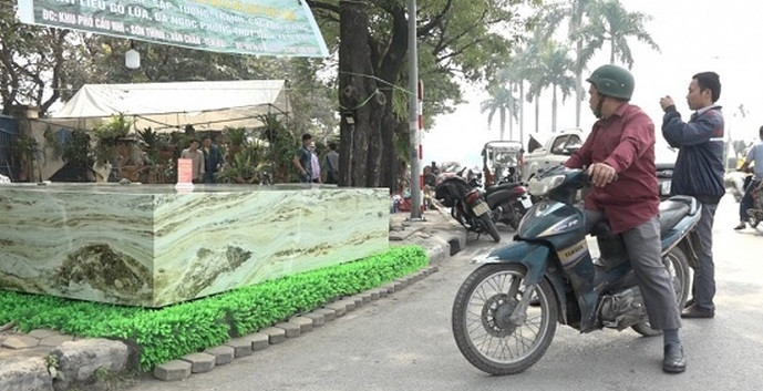 Phiến ngọc dài 3,24 m; rộng 2,11 m; cao 0,66m do 10 người thợ lành nghề làm việc hơn 1 tháng mới có thể hoàn thành. Ảnh: VTC.