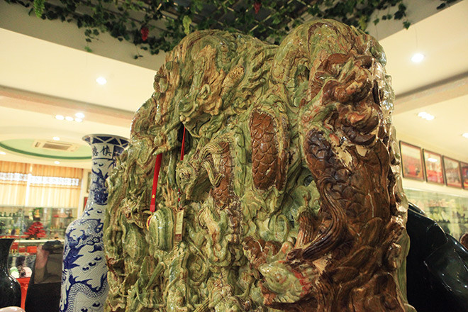 Bức tranh ngọc mô tả sống động hình ảnh 9 con rồng châu Á đang uốn lượn với những chi tiết cầu kỳ. Ảnh: Dân Việt.