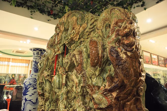 Bức tranh ngọc mô tả sống động hình ảnh 9 con rồng châu Á đang uốn lượn với những chi tiết cầu kỳ. Ảnh: Dân Việt.