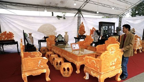 Xuất hiện trong triển lãm sinh vật cảnh Việt Nam 2018 mới đây tại Đồng Mô (Sơn Tây, Hà Nội), bộ bàn ghế khủng được chế tác từ ngọc Hoàng Long nguyên khối, giá 8 tỷ đồng cũng thu hút nhiều người xem. Ảnh: Vietnamnet.