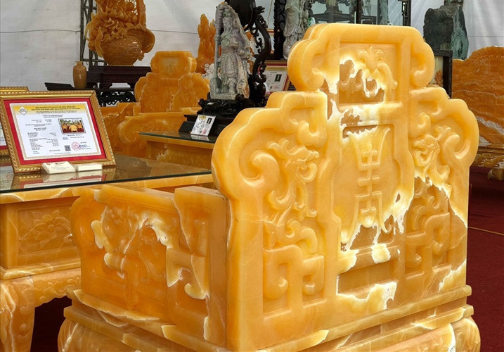 Nghệ nhân Tô Chinh - chủ nhân của bộ bàn ghế cho biết, toàn bộ số ngọc đều là ngọc thiên nhiên được nhập khẩu trực tiếp từ Mexico và gần như không có sẵn. Ảnh: Lao động.