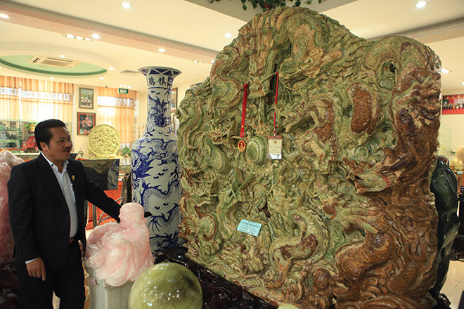 Bức "Cửu long tranh châu” được ông Lê Văn Dũng (một doanh nhân ở Thái Nguyên) mua về từ cuộc đấu giá tại Bắc Kinh (Trung Quốc) hồi tháng 4/2010. Ảnh: Dân Việt.