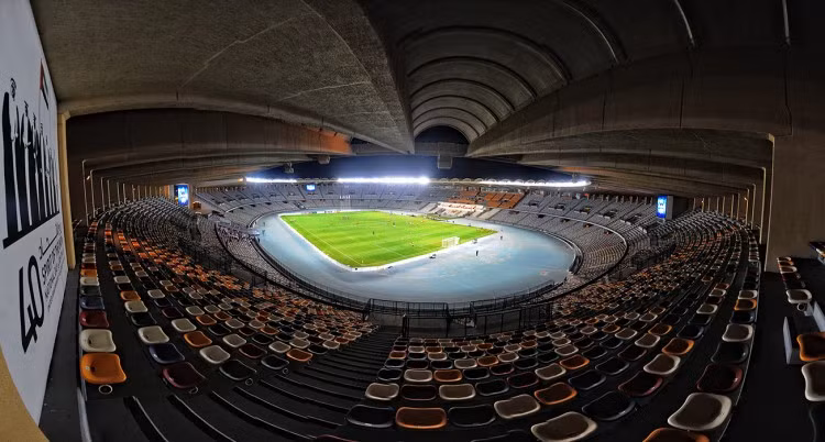 Với sức chứa hơn 43.000 chỗ ngồi, Zayed Sports City trở thành sân vận động lớn nhất tại UAE. Đây cũng là một trong những khu liên hợp thể thao lâu đời nhất trong khu vực. Ảnh: Zayed Sports City.