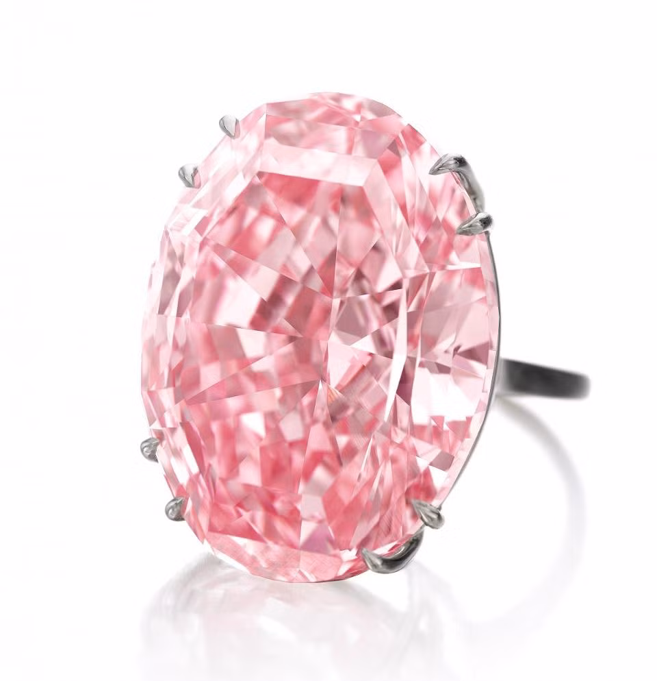 Pink Star có hình oval, được mài giũa và đánh bóng từ một viên kim cương thô nặng 132,5 carat. Ảnh: artnet News.