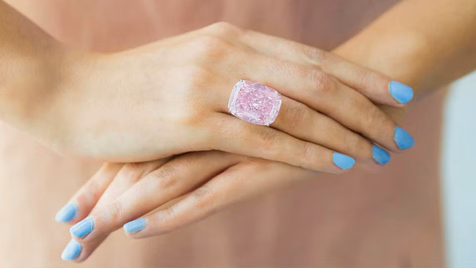 Có trọng lượng 37,30 carat, viên kim cương hồng Raj Pink được định giá trong khoảng 20 - 30 triệu USD. Ảnh: Courtesy Sotheby's.