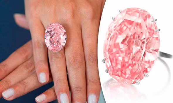 Các nghệ nhân đã làm việc trong gần hai năm mới cho ra đời tuyệt phẩm Pink Star. Ảnh: Daily Express.