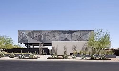 Được hoàn thiện vào năm 2011 tại địa danh nổi tiếng Las Vegas (Mỹ), ngôi nhà Tresarca House nổi lên giữa biển cát sa mạc với đường nét hiện đại, sang trọng.