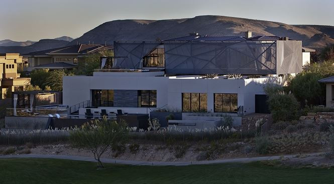 Vẻ đẹp ngôi nhà độc đáo dưới ánh nắng hoàng hôn.