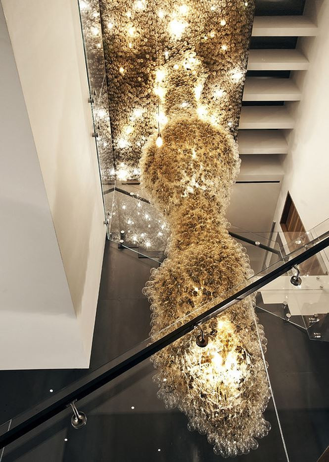 Đèn chùm "khổng lồ" tráng lệ và lung linh.