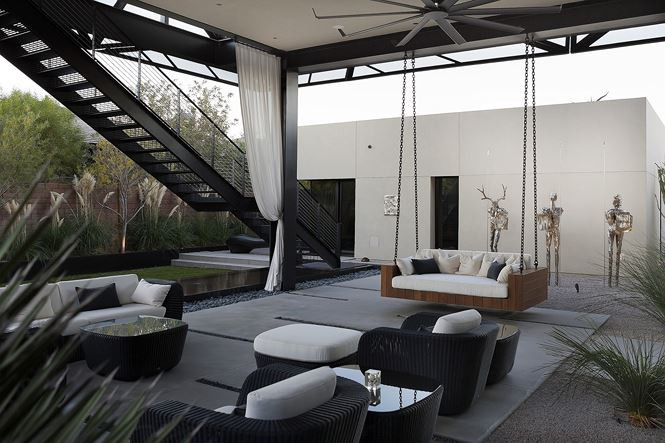 Phòng khách nổi bật với màu trắng trang nhã, bên những tác phẩm nghệ thuật.