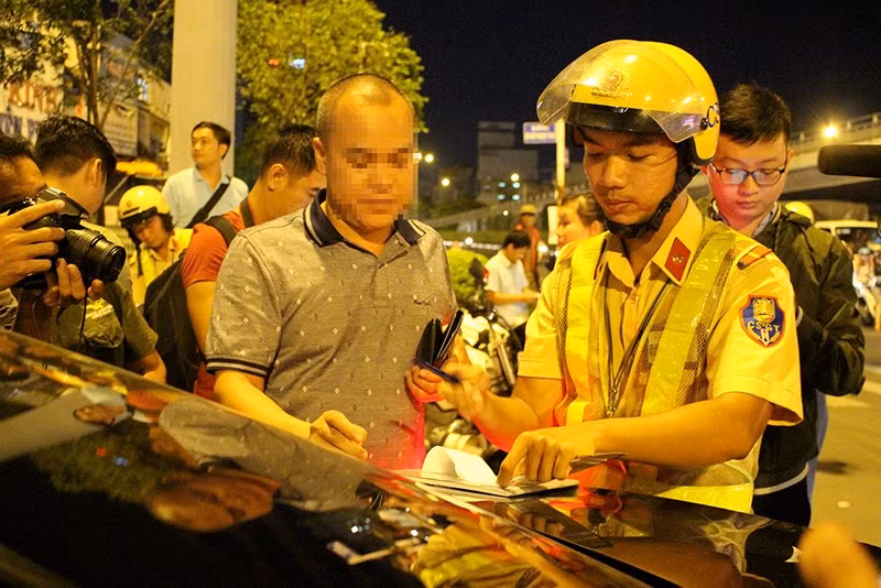 Lap chot xu ly nguoi say o Hang Xanh-Hinh-4