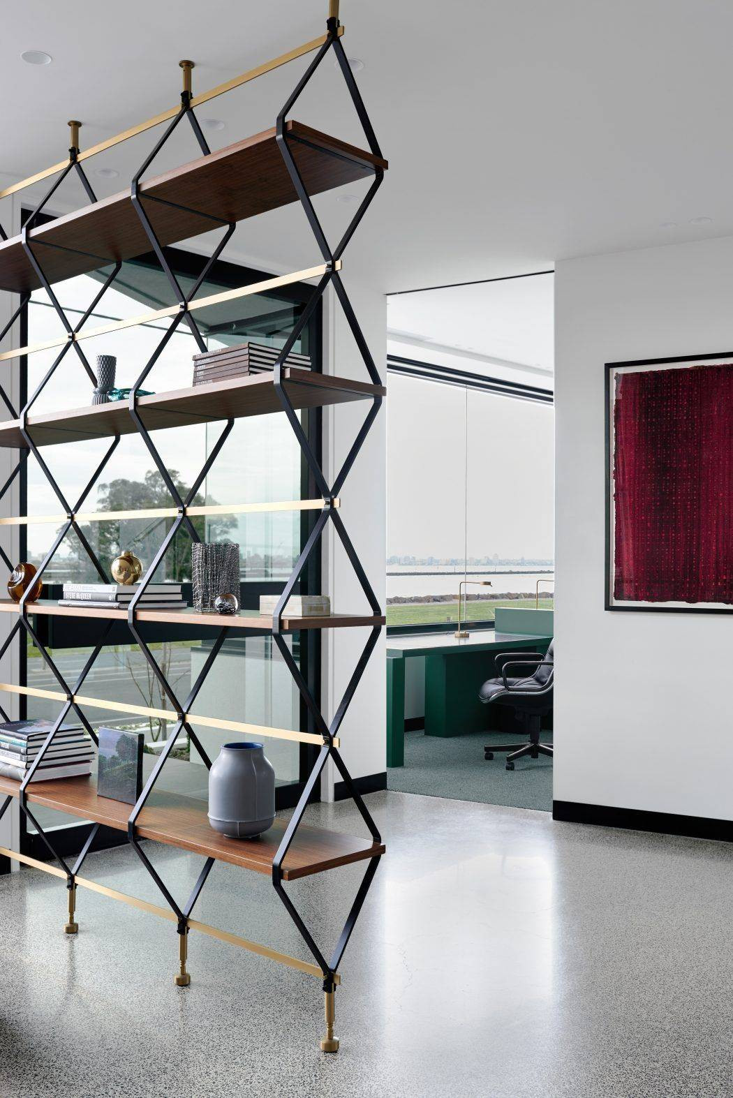 Sự có mặt của vách ngăn hình thoi với kích thước nhỏ gọn, không làm không gian chật chội hơn, mà còn tạo vẻ đẹp thanh thoát, ấn tượng cho góc nhỏ của gia đình.