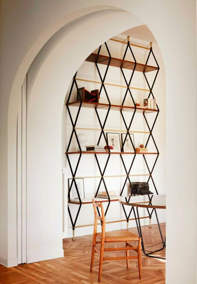 Vách ngăn con thoi cũng có thể sử dụng như một kệ lưu trữ đồ chắc chắn và tiện ích.