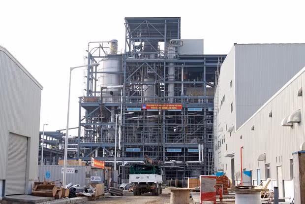 Nhà máy Xơ sợi Đình Vũ có diện tích 15ha, tổng vốn đầu tư lên tới 325 triệu USD (tương đương gần 7.000 tỷ đồng) nhưng từ khi chạy thử và vận hành vào tháng 5/2014 đã liên tục đối mặt với việc không bán được hàng, tạm dừng sản xuất. Ảnh: PVC.