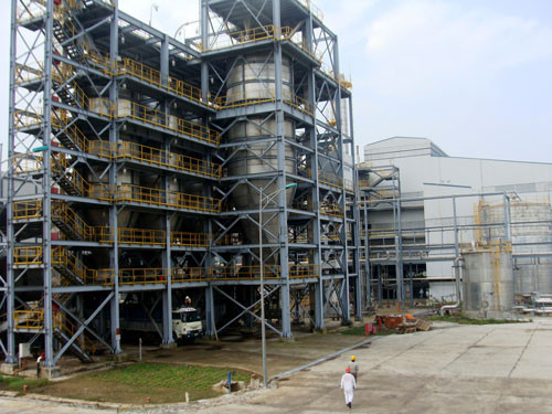 Dự án Nhà máy sản xuất nguyên liệu sinh học Quảng Ngãi có tổng vốn đầu tư gần 1.900 tỷ đồng. Tuy nhiên, sau hơn 1 năm hoạt động, dự án đội vốn lên hơn 2.100 tỷ đồng. Bên cạnh đó, dự án còn lỗ 200 tỷ đồng nên nhà máy đã phải dừng hoạt động từ tháng 4/2015. Ảnh: NLD.