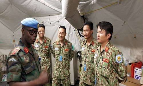 Nhung chien sy quan y mang hinh anh Viet Nam den ban be quoc te