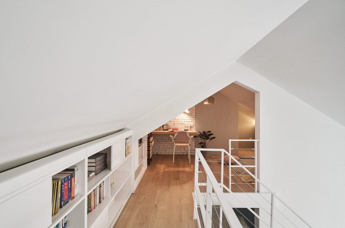 Tuy nhiên, gia chủ đã quyết định mở rộng tầng lửng rộng rãi và biến nó thành phòng ngủ cho con trai, khu đọc sách, phòng tắm phụ.