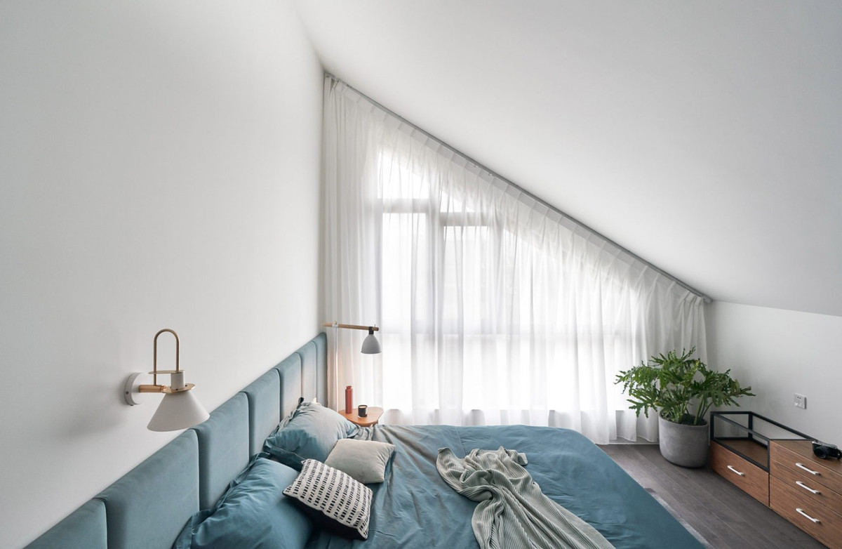 Phòng ngủ nhỏ tràn ngập ánh sáng.