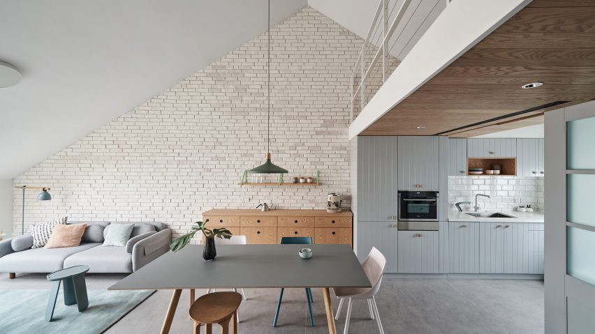 Không gian tầng 1 căn hộ bao gồm phòng khách, bàn ăn, khu bếp và phòng ngủ chính.