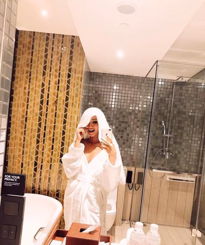 Phòng tắm cao cấp vô tình được Hoa hậu Việt Nam H'Hen Niê hé lộ trên trang cá nhân. Ảnh: FBNV.