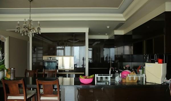 Phòng bếp là không gian H'Hen Niê rất yêu thích. Khi không phải ra ngoài sớm, người đẹp thường dậy nấu ăn cho cả ngày. Ảnh: Khám phá.