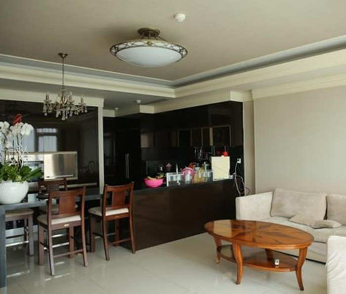 Liền với phòng khách là nhà bếp với gam màu trầm. Ảnh: Pnsk.