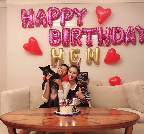 Bàn trà sofa hình oval cho phòng khách thêm sang trọng. Ảnh: Khám phá.