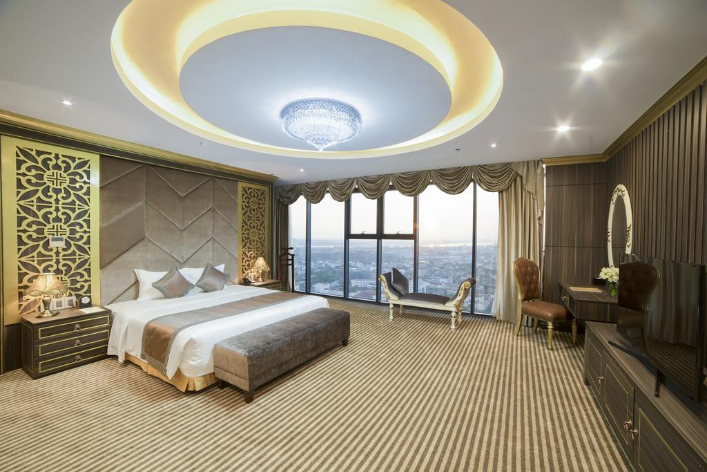 Các phòng nghỉ hiện đại tại đây đều được trang trí với gam màu trắng và vàng kim. Ảnh: Booking.