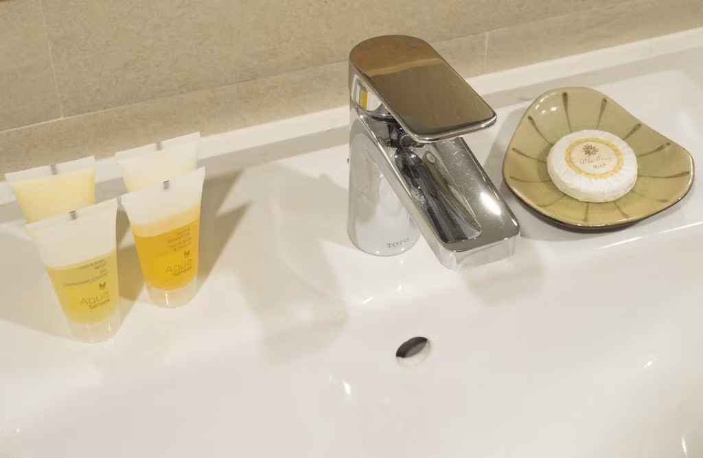 Phòng tắm với nội thất hiện đại. Ảnh: Booking.