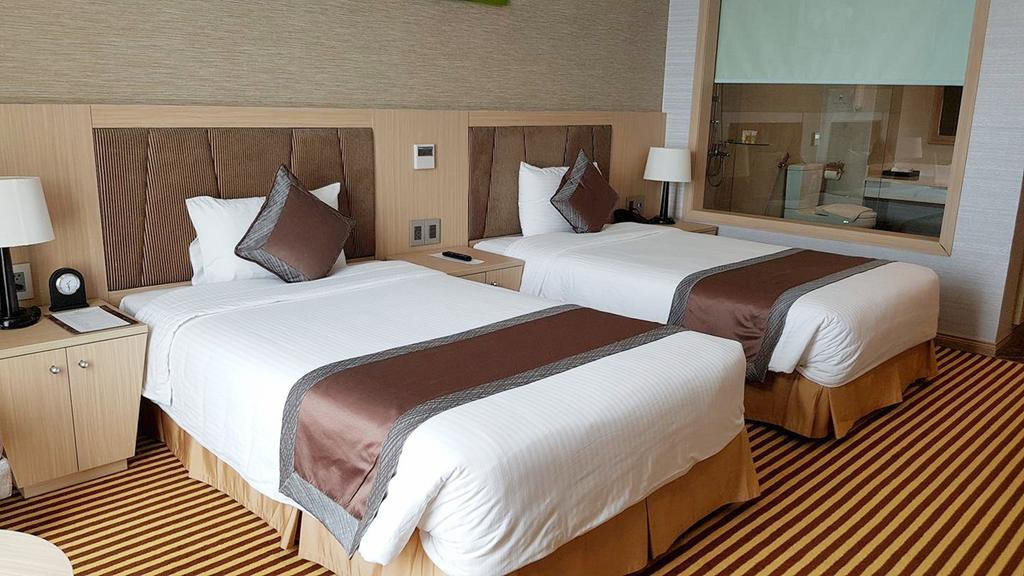 Mỗi phòng cũng có điều hòa điều khiển riêng, Wi-Fi miễn phí, TV truyền hình vệ tinh. Ảnh: Booking.