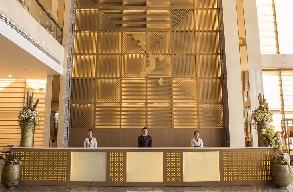 Khách sạn đạt tiêu chuẩn 5 sao với 331 phòng các loại. Ảnh: Booking.