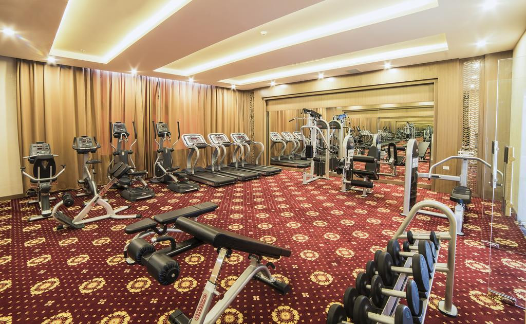 Khách sạn còn trang bị nhiều tiện nghi cần cho việc tập luyện của cầu thủ như phòng tập thể hình hay sân cỏ nhân tạo xung quanh. Ảnh: Booking.