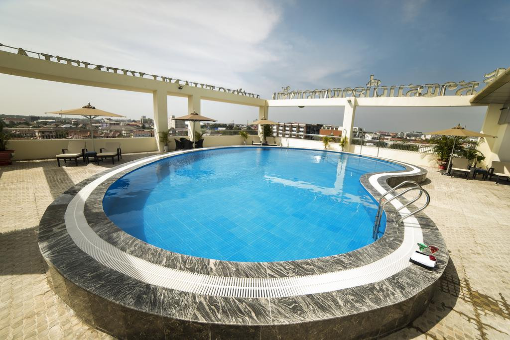 Khách sạn đội tuyển Việt Nam nghỉ tại Lào có các sân tennis, spa và hồ bơi ngoài trời mở cửa theo mùa. Ảnh: Booking.