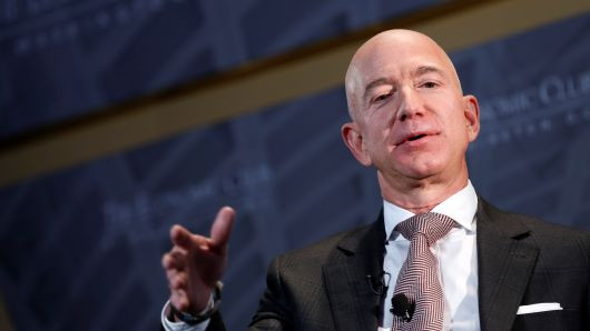 Theo danh sách Forbes 400, tỷ phú Jeff Bezos - Giám đốc điều hành của Amazon đã vượt qua Bill Gates trở thành người giàu nhất nước Mỹ với tài sản 160 tỷ USD.