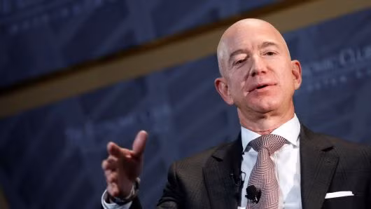 Theo danh sách Forbes 400, tỷ phú Jeff Bezos - Giám đốc điều hành của Amazon đã vượt qua Bill Gates trở thành người giàu nhất nước Mỹ với tài sản 160 tỷ USD.