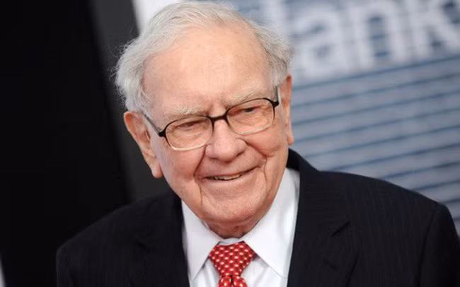 Warren Buffett (88,3 tỷ USD) là một trong những nhà đầu tư thành công nhất mọi thời đại. Ông điều hành Berkshire Hathaway, công ty sở hữu hơn 60 doanh nghiệp khác.