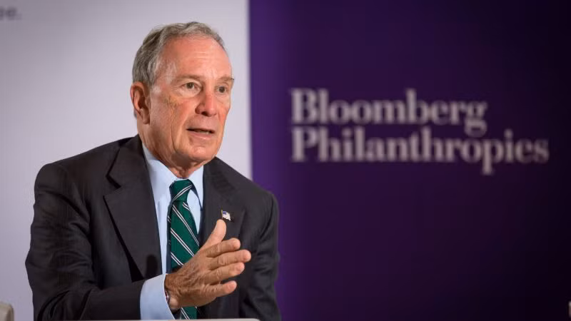 Vị trí thứ 10 thuộc về cựu thị trưởng thành phố New York Michael Bloomberg - nhà tỷ phú giản dị và nhà từ thiện hào phóng với 51,8 tỷ USD.